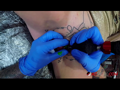 ❤️ Tsis tshua muaj tattooed hottie Sully Savage tau txais tattoo ntawm nws clitoris ❤️ Anal video ntawm peb  ❌ Ib